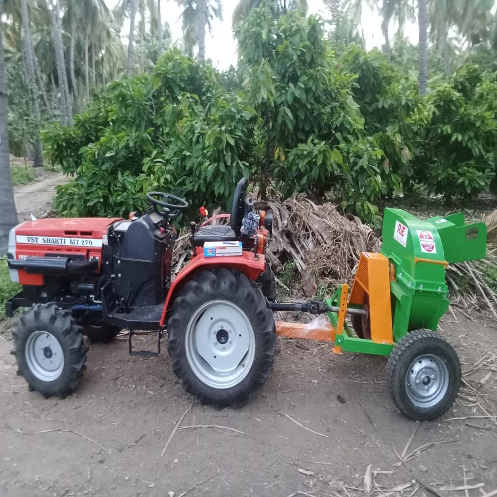 Coconut husk shredder