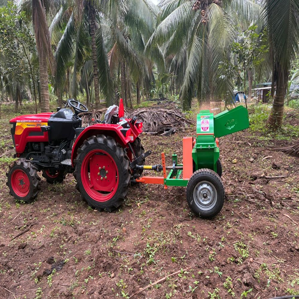 Coconut husk shredder