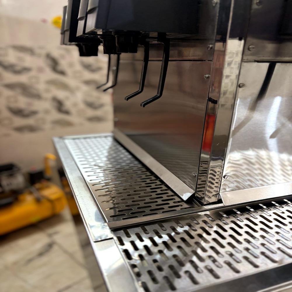 Soda Vending Machine - Automatic Grade: Automatic