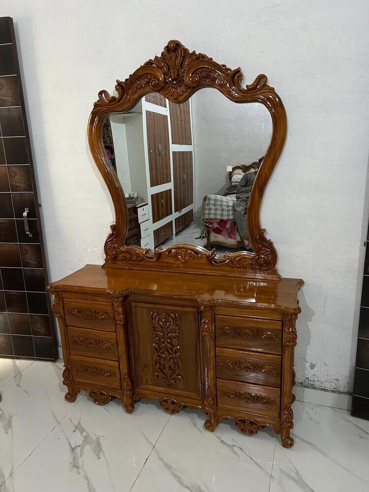 Traditionally Crafted Victorian Style Wooden Dressing Table