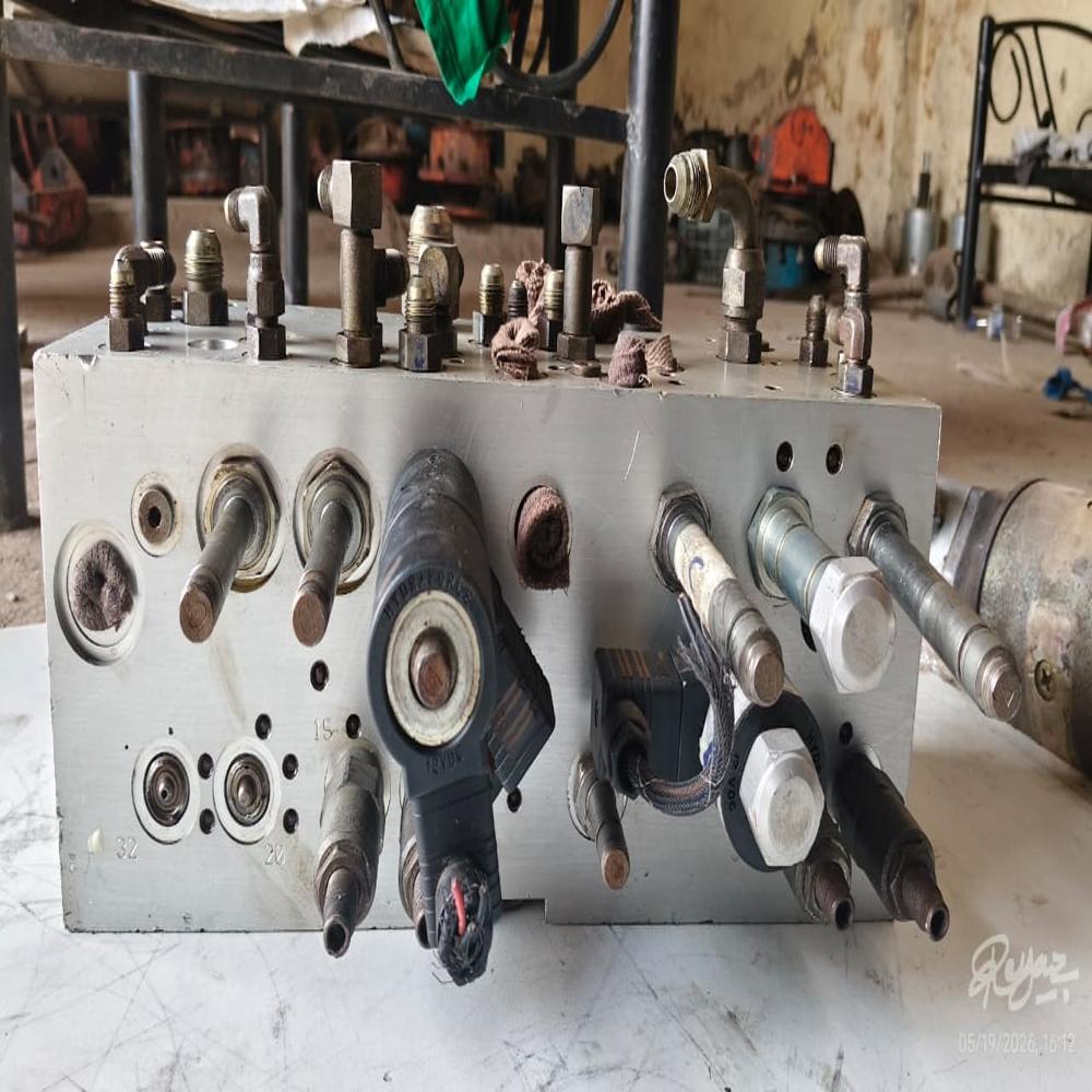 JLG 450AJ Main Control Valve Bank / Manifold - PN-4641057