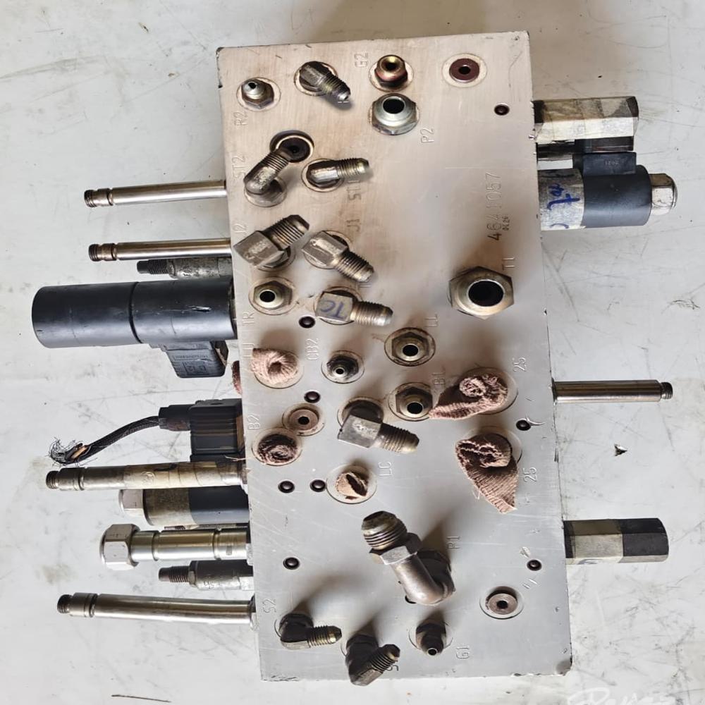JLG 450AJ Main Control Valve Bank / Manifold - PN-4641057