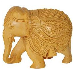लकड़ी के हाथ से बने हाथी के शिल्प