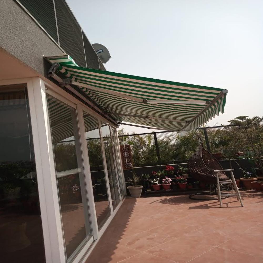 Retractable awning