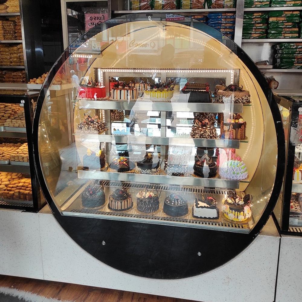 Round Glass Cake Display Counter
