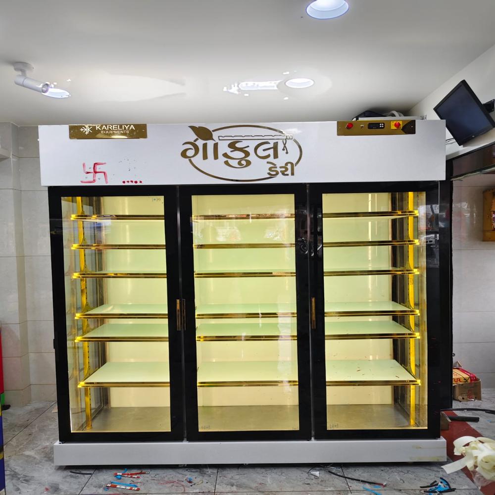 Vertical Cake And Pastry Display Counter