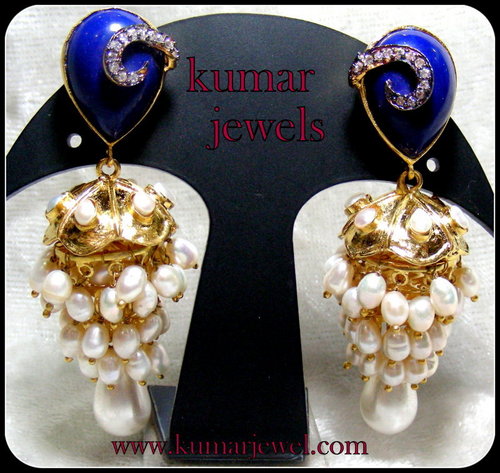 मोतियों वाली बाली।