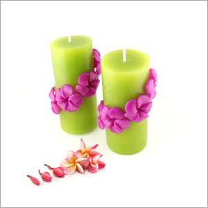 हरी स्तंभ मोमबत्तियाँ