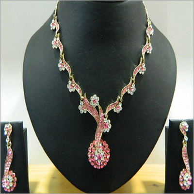 डिजाइनर नकली आभूषण