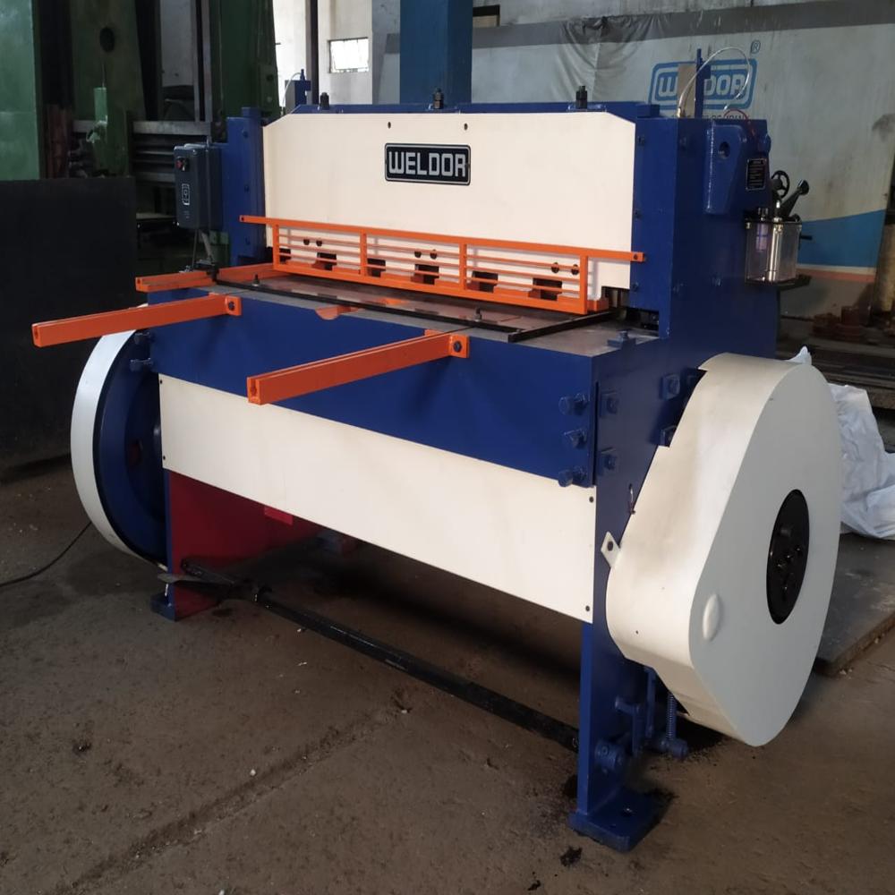 Under Crank Shearing Machine - Stainless Steel , Blue Color , Automatic Hydraulic Operation With Low Friction And High Torque Efficiency