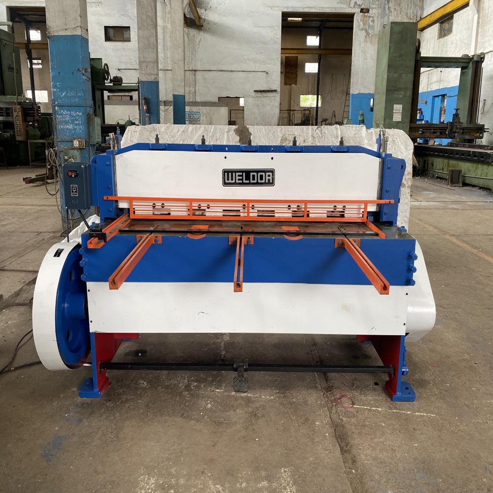 Under Crank Shearing Machine - Stainless Steel , Blue Color , Automatic Hydraulic Operation With Low Friction And High Torque Efficiency