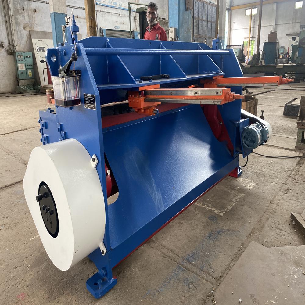 Under Crank Shearing Machine - Stainless Steel , Blue Color , Automatic Hydraulic Operation With Low Friction And High Torque Efficiency