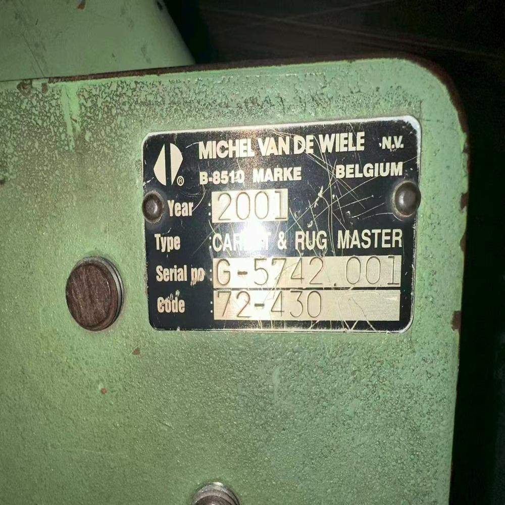 Carpet weaving machine