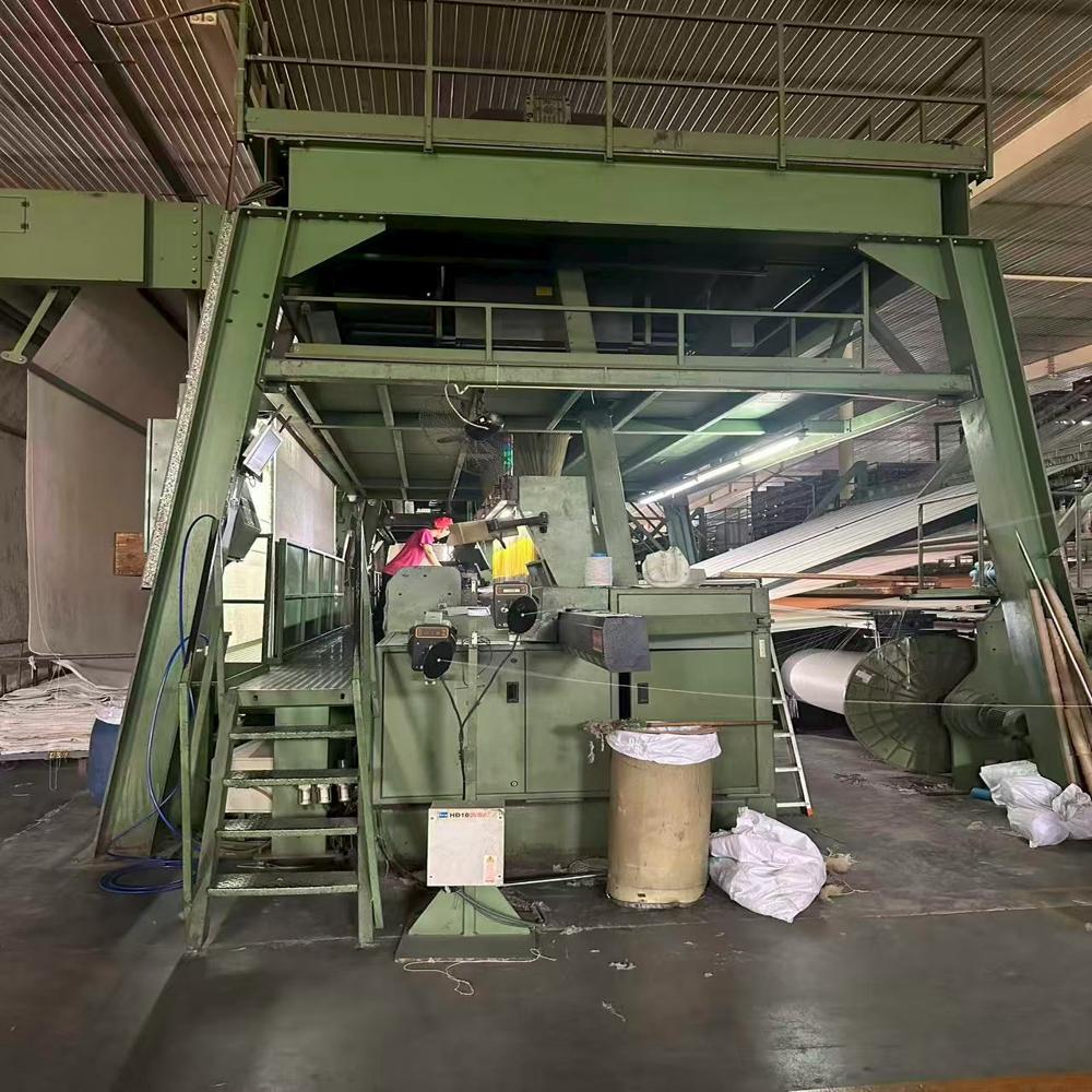Carpet weaving machine