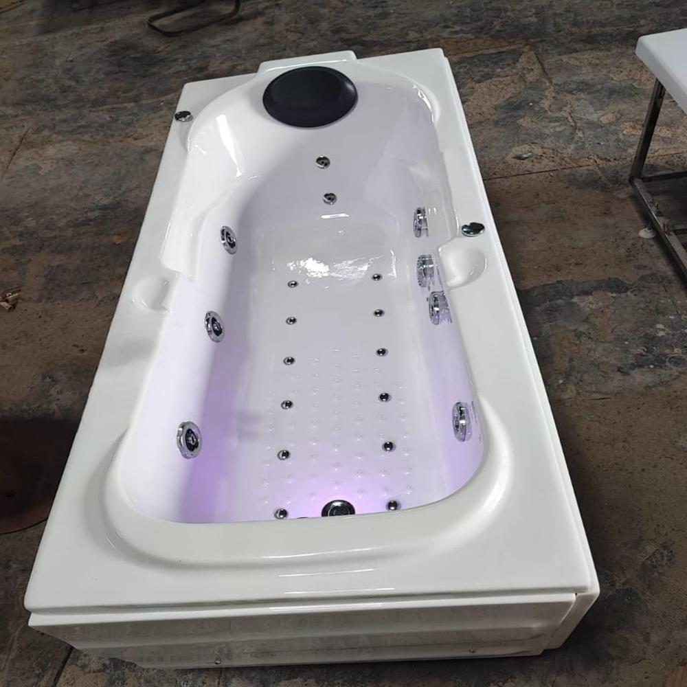 Best Jacuzzi Bathtub ( 6 x 2.5 ft )