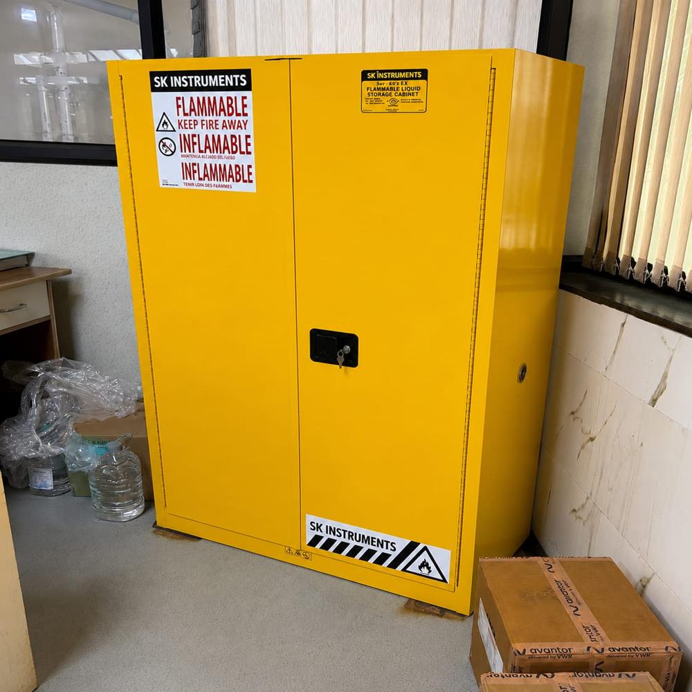 FLAMMABLE SOLVENTS STORAGE CABINETS