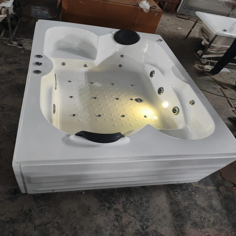 freestanding jacuzzi bathtub ( 6 x 4 ft ) 