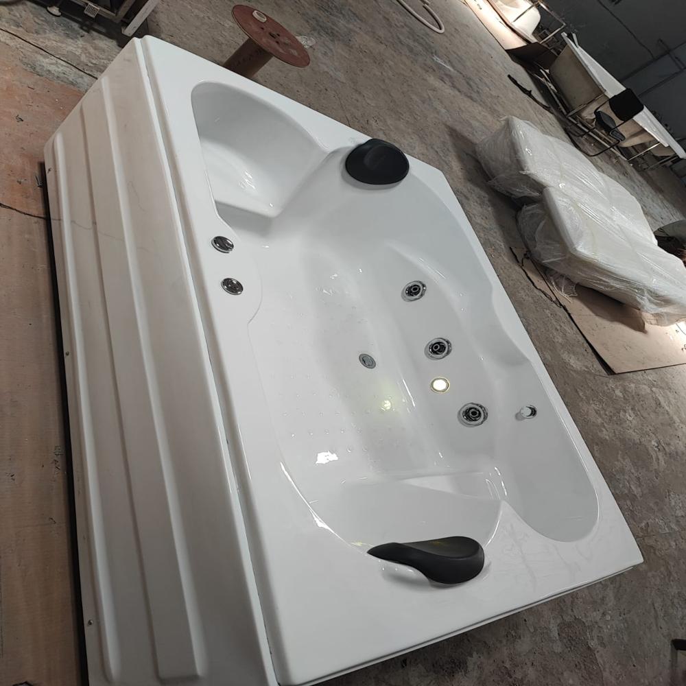 freestanding jacuzzi bathtub ( 6 x 4 ft ) 