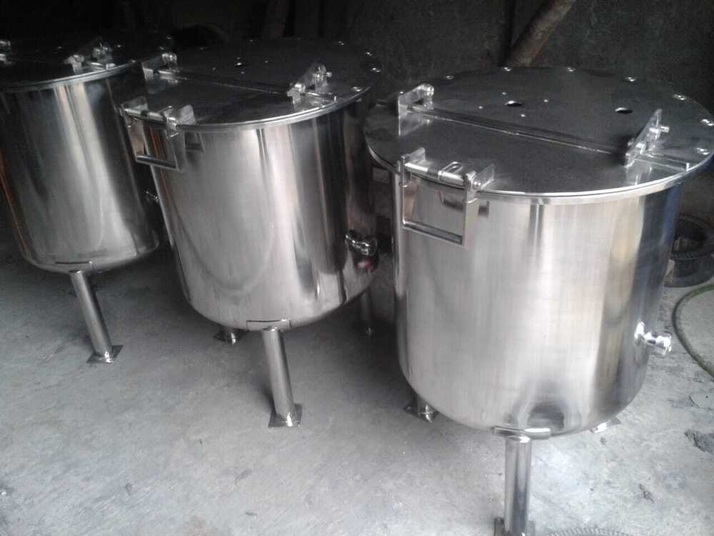 Liquid Mixing And Storage Tank