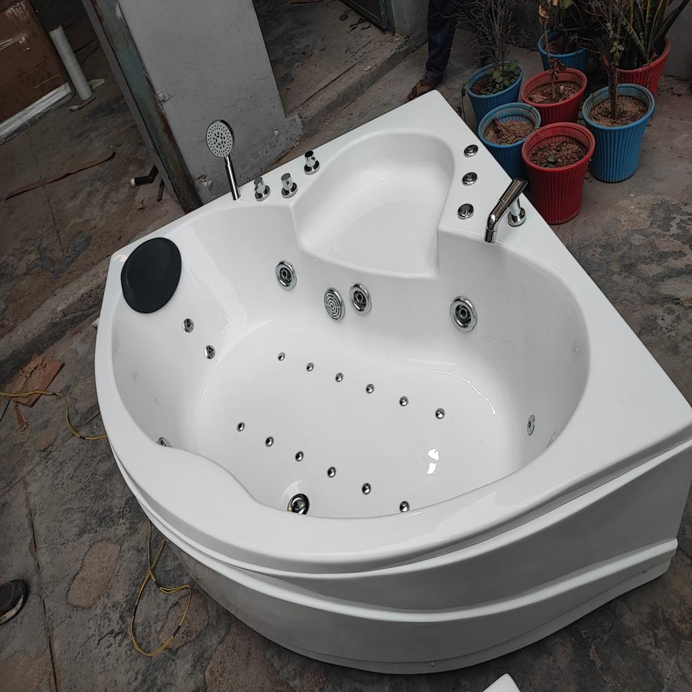 Ceramic Jacuzzi Bathtub  ( 4.5 x 4.5 ft )