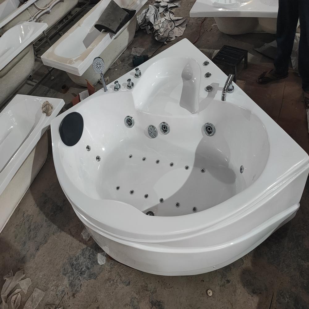 Ceramic Jacuzzi Bathtub  ( 4.5 x 4.5 ft )