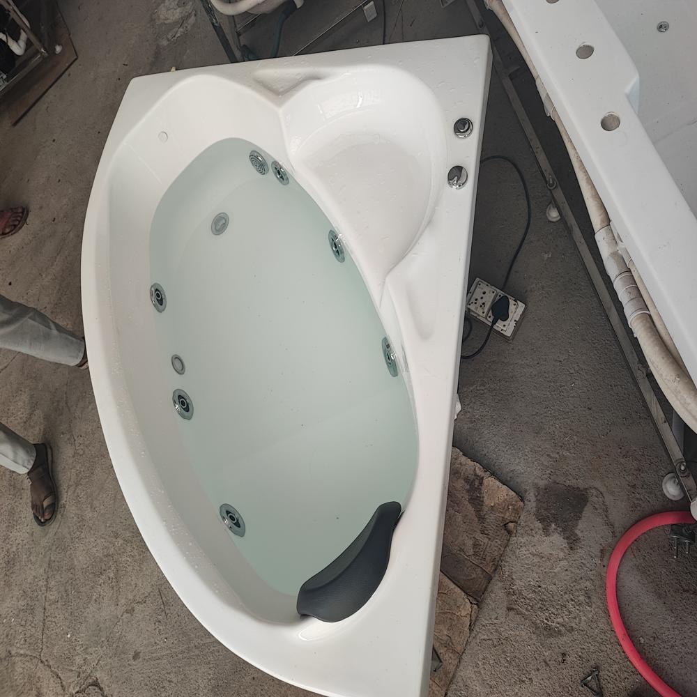 Ceramic Jacuzzi Bathtub  ( 4.5 x 4.5 ft )