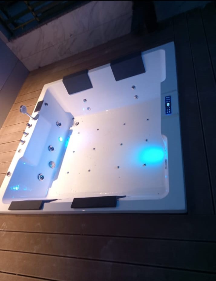 Rectangular Ceramic Bathtub ( 6 x 6 ft )