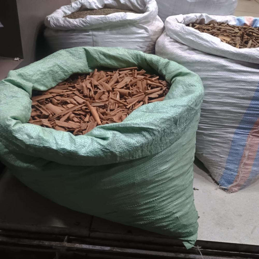 Export-Quality Premium Cassia Cinnamon Rolls (Dalchini Quills / Broken Split)