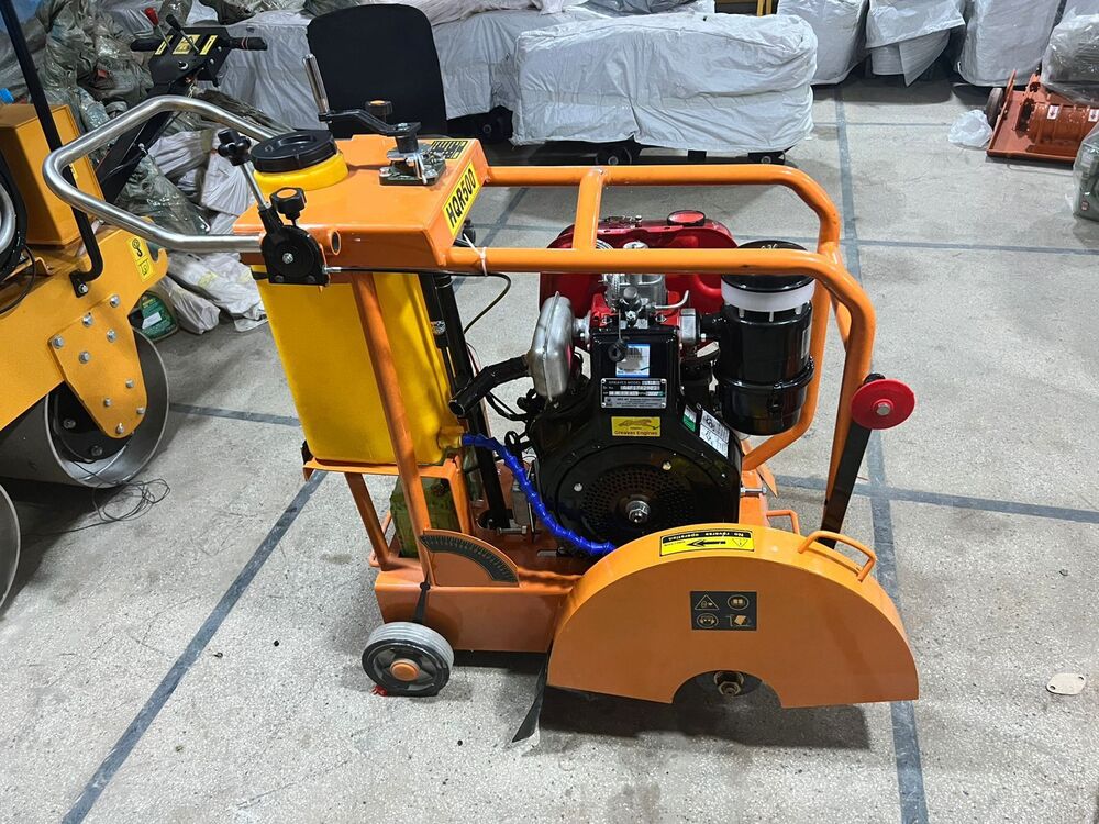 Concrete cutting machine
