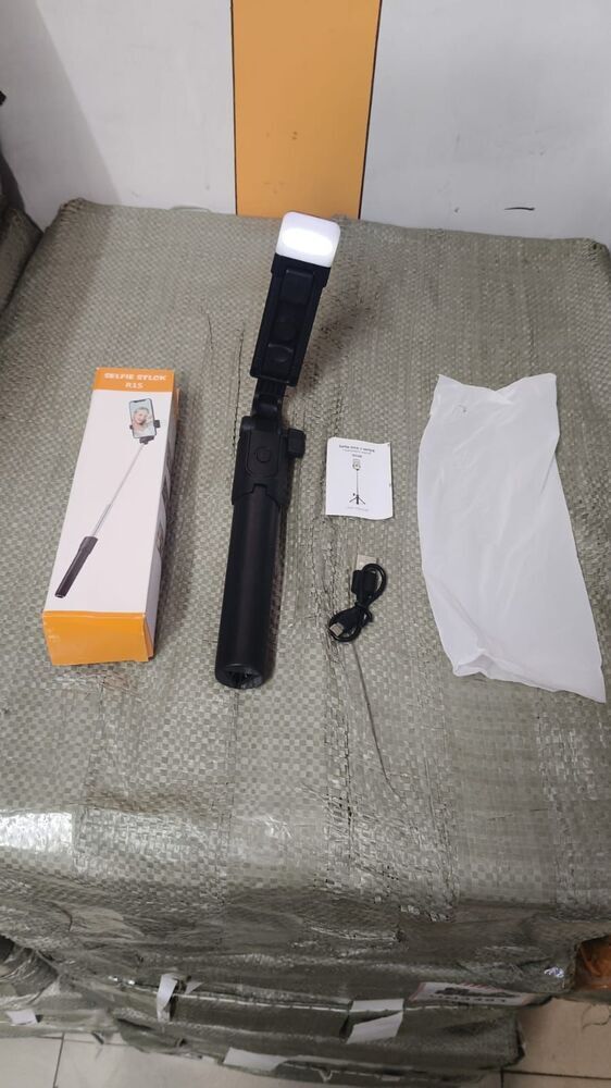 Mobile Selfie Stick - Color: Black