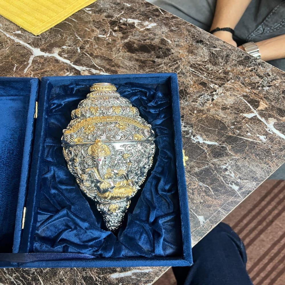 UNIQUE SILVER   SHANKH WITH VELVET BOX big size