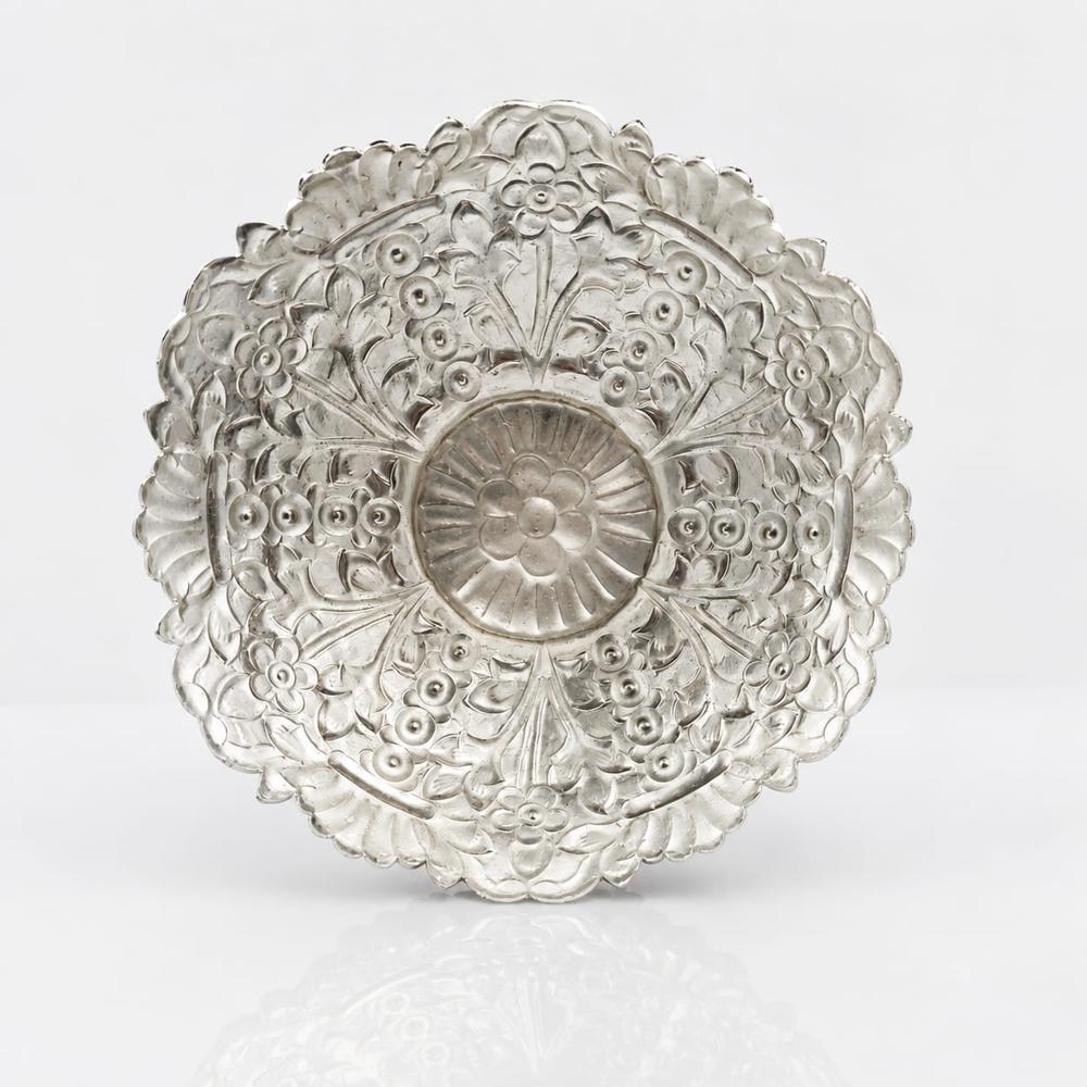 Elegant Silver Finish Fruit Bowl With Rasin Base