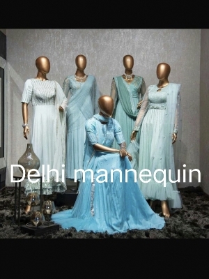 Display female mannequins
