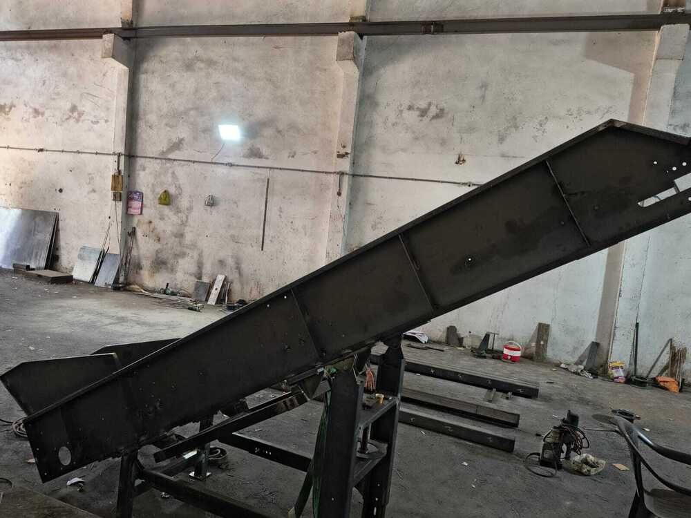 Conveyor belt machine with assembly fabrication