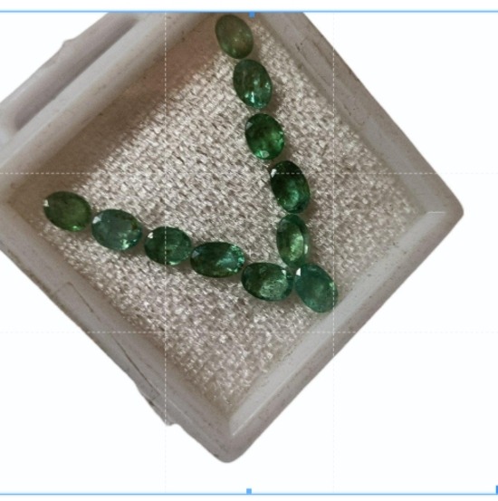 Oval shape emerald layout for jewellery setting purpose 4.66 ct