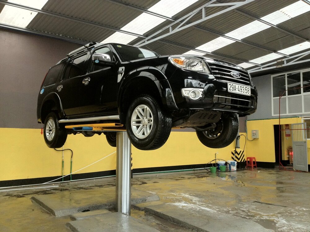 Single Post Wash Lift