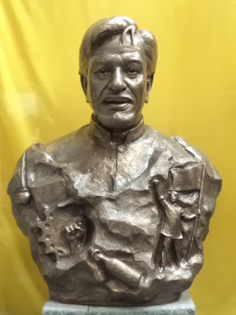 Fibergalss Bust With Bronze Efect Size 2.5 Ft