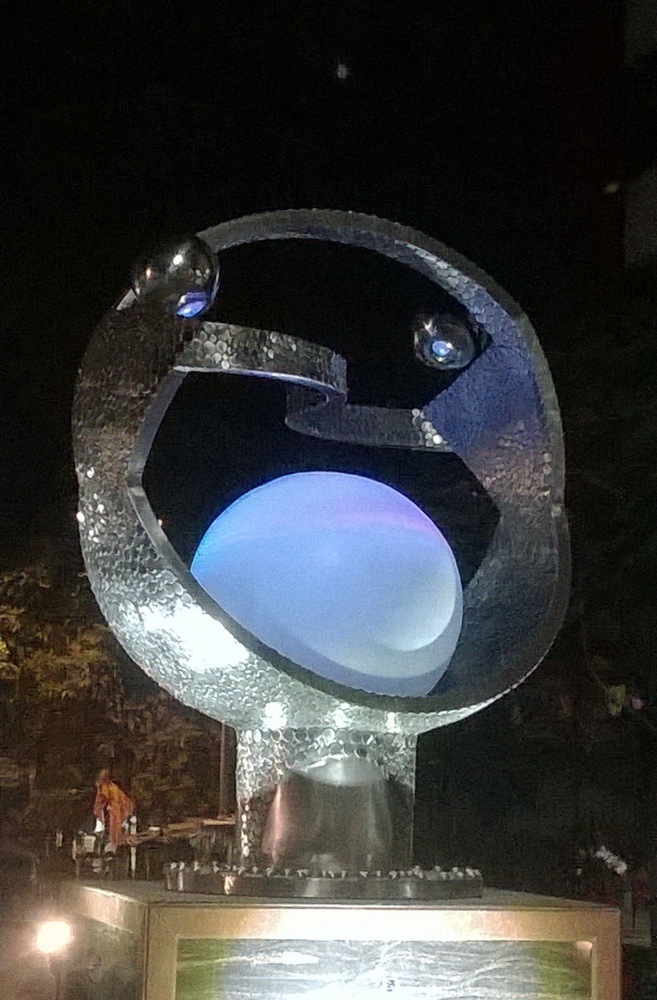 Big size Creative Sculpture In Steel. Size 7 ft