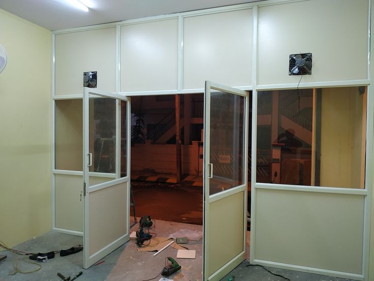 StrongView Fixed Panel Aluminium Partition With Door