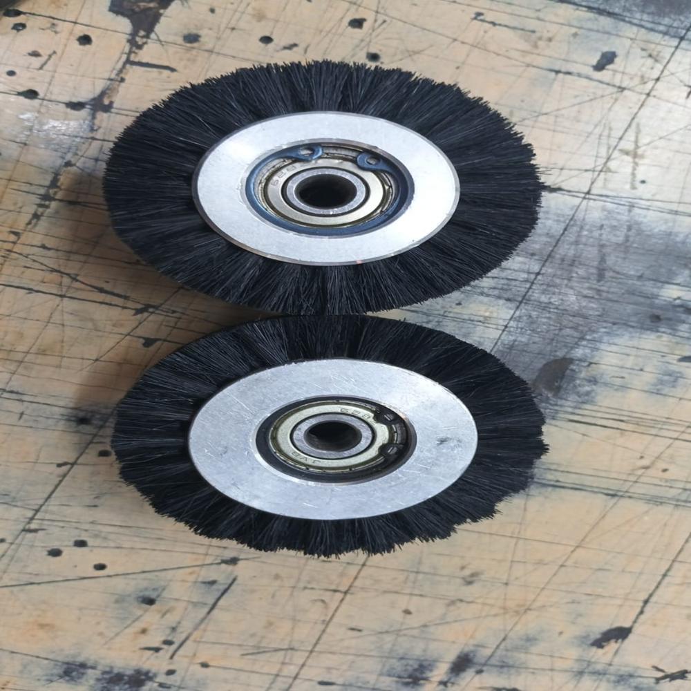 Brush Wheel Hard Feeder - Color: Black