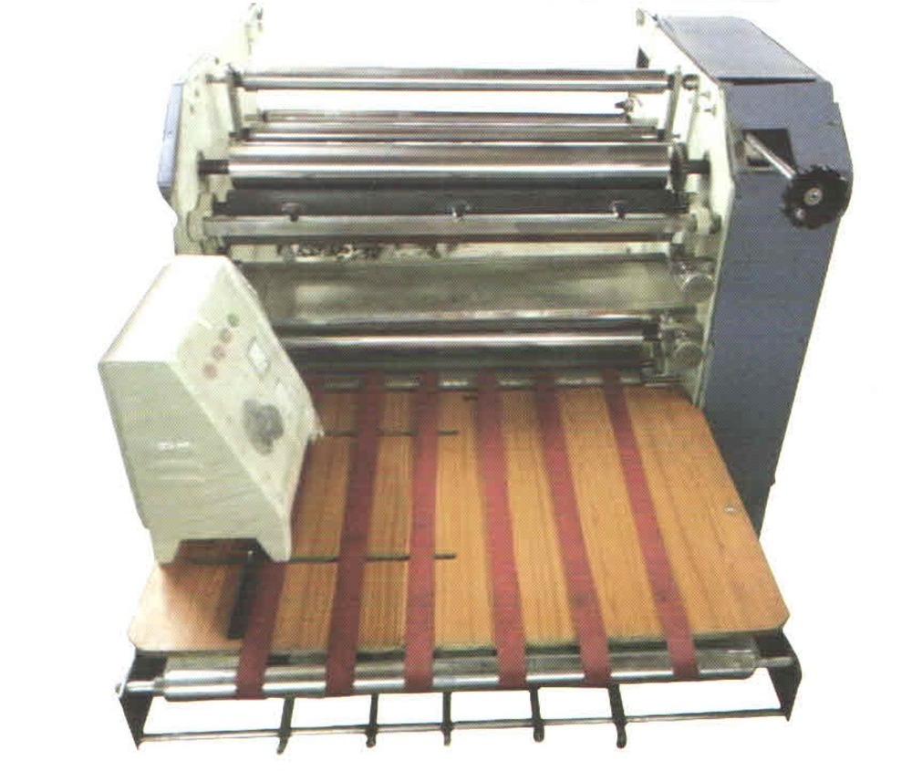 Paper corrugated roll to sheet machine