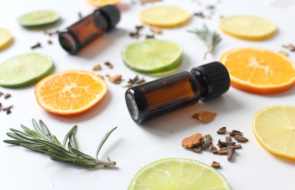 Orange Oil - 1-200 Kg, Hdpe/aluminum | Bright, Juicy Aroma For Fragrance, Cleaning, And Cosmetics, >98% Purity