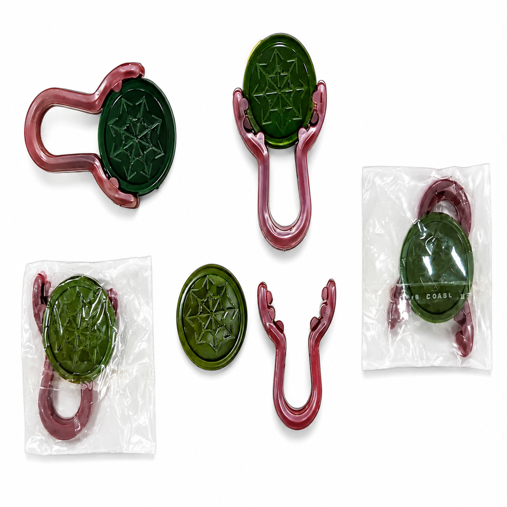 Plastic Clip Shutter Toy - Durable Polypropylene, 5-7 Cm Circular Green Disc With Maroon/pink Hook, Reusable Lightweight