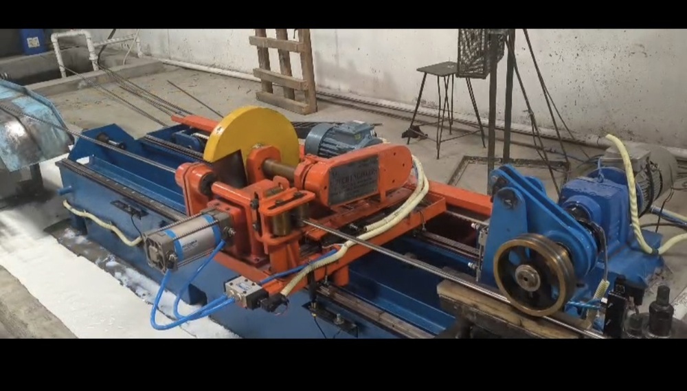 Precision pipe cutting machine