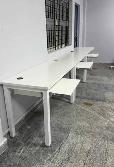 Sandwich Glass Base Office Workstation
