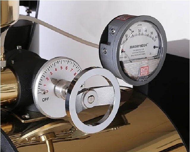 DWYER MAGNEHELIC DIFFERENTIAL PRESSURE GAUGE SPOTTED ON A COFFEE ROASTER