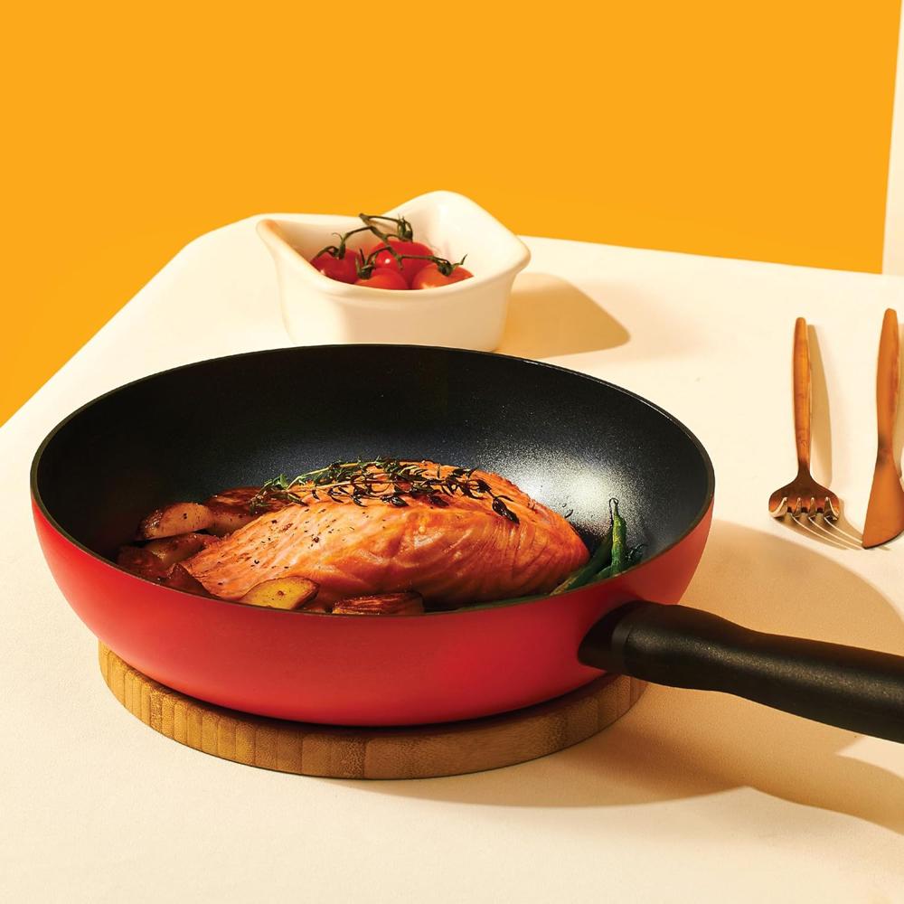 Meyer Bauhaus Aluminium Non Stick Frypan | Frying Pan | Omlette pan | Fry pan with Stick Handle | Egg Pan | Gas and Induction Compatible, 20cm, Red 13386