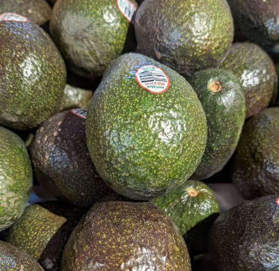 Fresh Avocado - Hass Variety, Medium to Large, Dark Green to Purplish | Organic, Thick Textured Skin, Large Single Seed, Ready to Eat, Nutrient-Rich