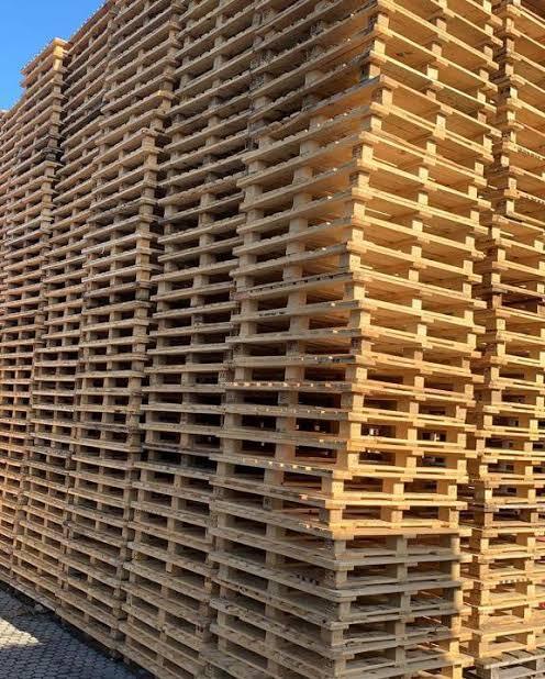 Wooden Pallet - Color: Natural Wood