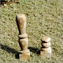 रेत के पत्थर के कलात्मक स्तंभ